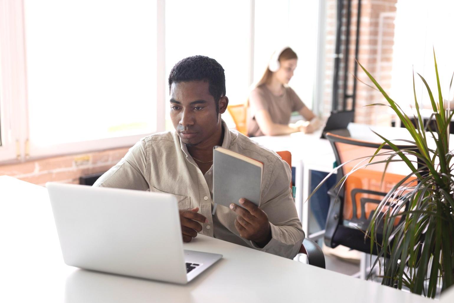 Spotkanie partnerów biznesowych omawiających współpracę w rozwoju zawodowym